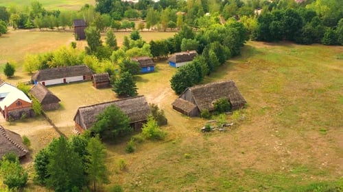 Denkmalpark für Holzarchitektur in Maurzyce, antikes Gebäude im Freilichtmuseum. Aerial Lowicz, Polen