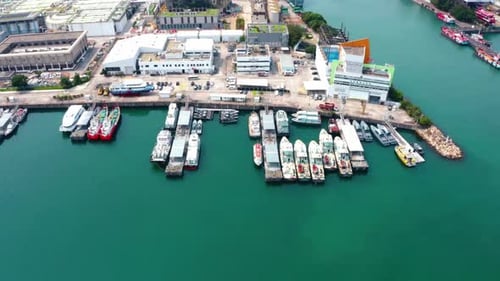 Atemberaubender Blick aus der Vogelperspektive auf den Werft, den Hafen und den Schiffbau