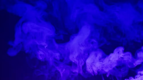 Texture de fume sur fond noir dans une lumire au non bleu qui fume des nuages de vapeur en gros plan Texture de fume sur fond noir dans une lumire au non bleu qui fume des nuages de vapeur en gros plan