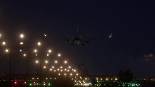 Avión aterrizando de noche