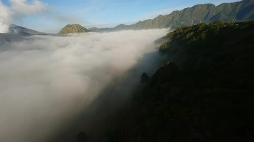 Video vom Flug durch den Nebel auf Java im Hintergrund von Vulkanen
