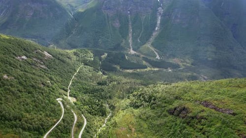 Kurvenreiche Bergstraße durch das grüne Tal — Flugaufnahme aus Norwegen