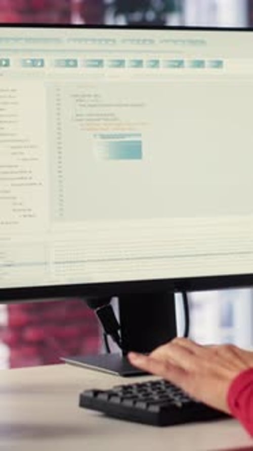 Freelancer de Vídeo Vertical Escribe Comandos en un Chatbot Futurista de Inteligencia Artificial para Ayudar a Resolver Tareas