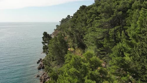 O drone sobrevoa o mar. Belas águas cristalinas do Mar Adriático, na costa da Croácia
.