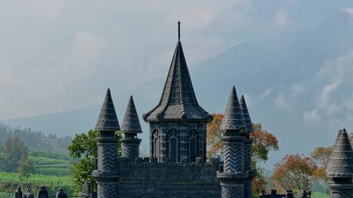 Le château de la région de Negeri Kahyangan avec les montagnes en arrière-plan.