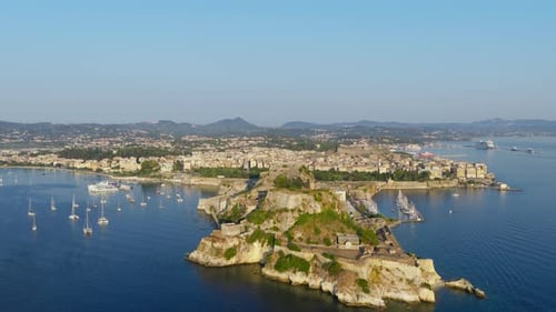 Drone survolant l'ancienne forteresse de Corfou au lever du soleil, port de plaisance de Corfou, mer Ionienne, Drone