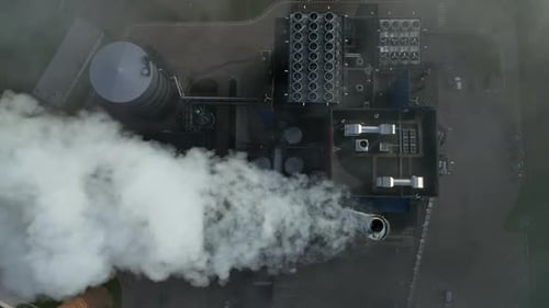 La cheminée de l'usine émet des gaz toxiques aggravant le réchauffement climatique, selon une antenne descendante
