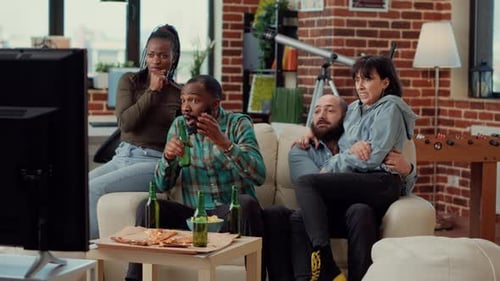 Pessoas aterrorizadas assistindo filme de terror no canal de TV