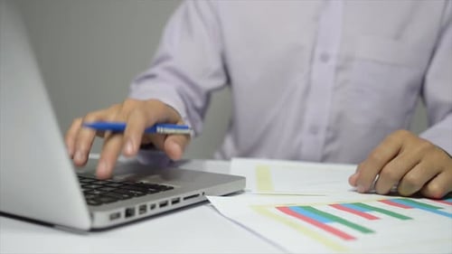 Papierkram und Laptop
