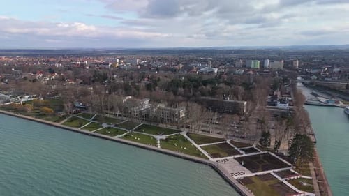 Vue par drone du rivage du lac Balaton à Siófok avec promenade, port de plaisance et parc d'hiver sous les nuages
