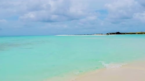 Summer lovin Couple take photo selfie on tropical sandbank cayo de agua island, pan right.