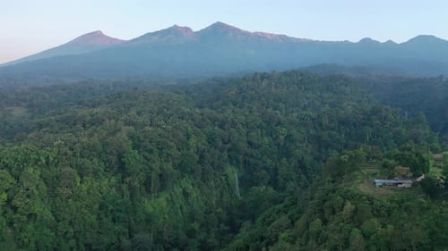 Vila de Senaru sob o Monte Rinjani, Lombok, Indonésia