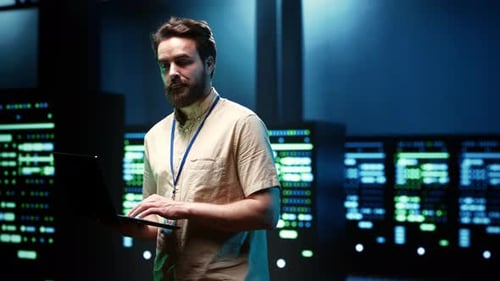 Programmierer führt Serverprüfung durch