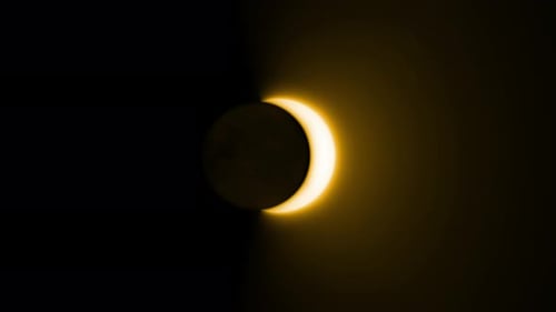 Totale Sonnenfinsternis Der Mond bedeckt die Sonne 4K mit 60 Bildern pro Sekunde in einer Schleife Apple Pro Res 422 10 Bit