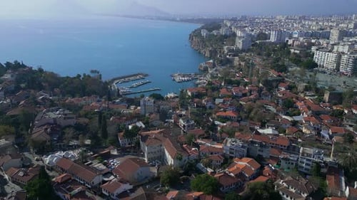 Die Kamera fliegt im Kreis über den roten Dächern der Altstadt von Antalya
