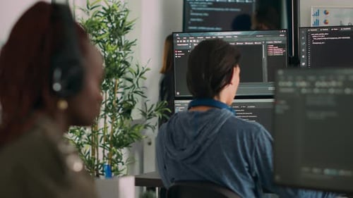 Datenbankprogrammierer schreibt Code im Terminalfenster