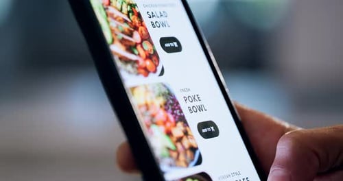 Pantalla de teléfono, mano y persona con menú de comida para pedir cena en línea con salud, bienestar o dieta