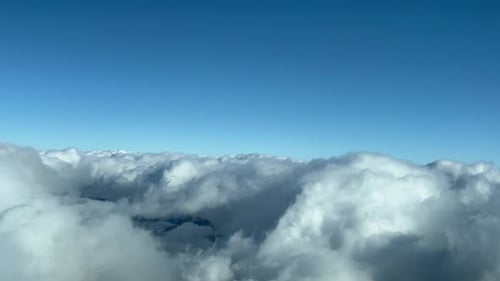 Wolken-Szene. Ich fliege über einige flauschige Wolken mit einem herrlichen hellen und sonnigen Himmel. Aus Sicht des p
