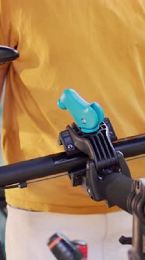 Vídeo vertical de Man Fastening Bike for Repair