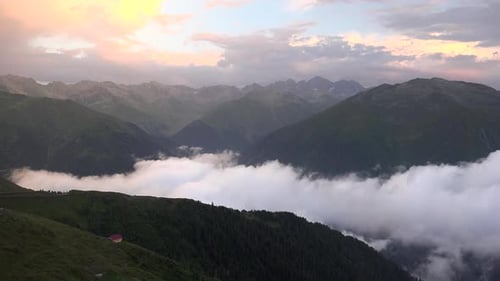 Timelapse-Berghütte über den Wolken in Huser Yaylasi, Rize, Türkei, inmitten von Waldgipfeln.