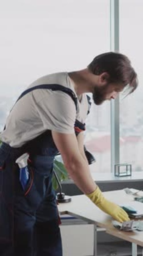 Une équipe diversifiée de concierges nettoyant le bureau de l'entreprise Portrait intérieur d'un beau caucasien