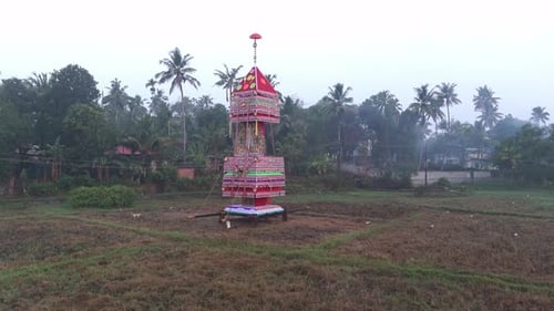 Fête des temples du Kerala à Kollam, fabrication de Nedumkuthira - Kuthira eduppu (levage de chevaux) dans un Kerala