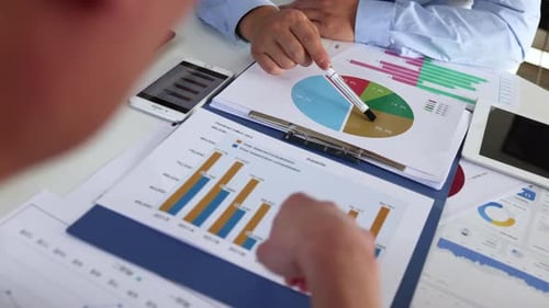 Das Finanzteam arbeitet an einem Marktverkaufsbericht