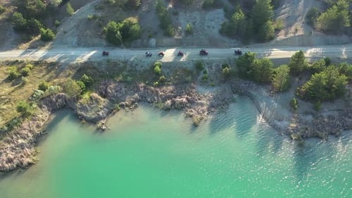 Groupe de personnes à bord d'un quadricycle tout terrain au bord du lac 3