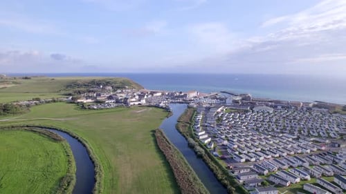 Vista aérea de West Bay, una ciudad costera en Dorset, Inglaterra