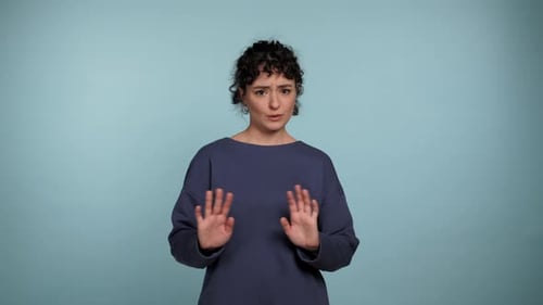 Porträt einer lockigen Frau, die Abstand braucht, ohne Halt, Hände, Geste, Kamera