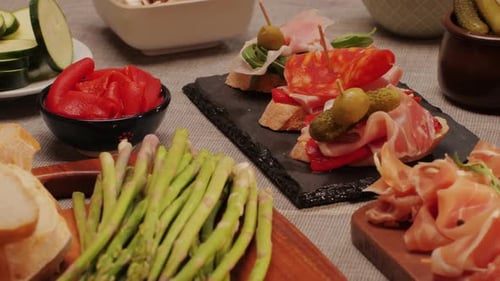 Italienisches oder spanisches Restaurant mit traditionellen Tapas-Speisen Spanische Küche Köstliche Tapas und Käse