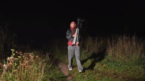 Night Observer calibre un télescope pour observer les étoiles Un astronome amateur en ville ajuste son
