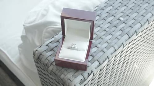 Eleganter Diamant-Ehering auf Schachtel. - Nahaufnahme, hoher Winkel