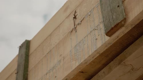 Processus de séchage du béton avec coffrage en bois dans la construction de maisons
