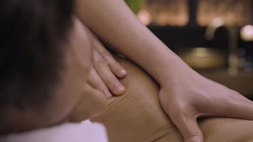 Mann genießt Massage, Schöne weibliche Handmassage Gesundheitspflege, sanft berührende Ölmassage, Männlich Dee