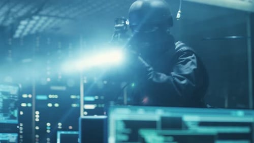 Ein voll bewaffneter Soldat der Cyberkrieg-Spezialeinheit entdeckt das Versteck eines international gesuchten Hackers