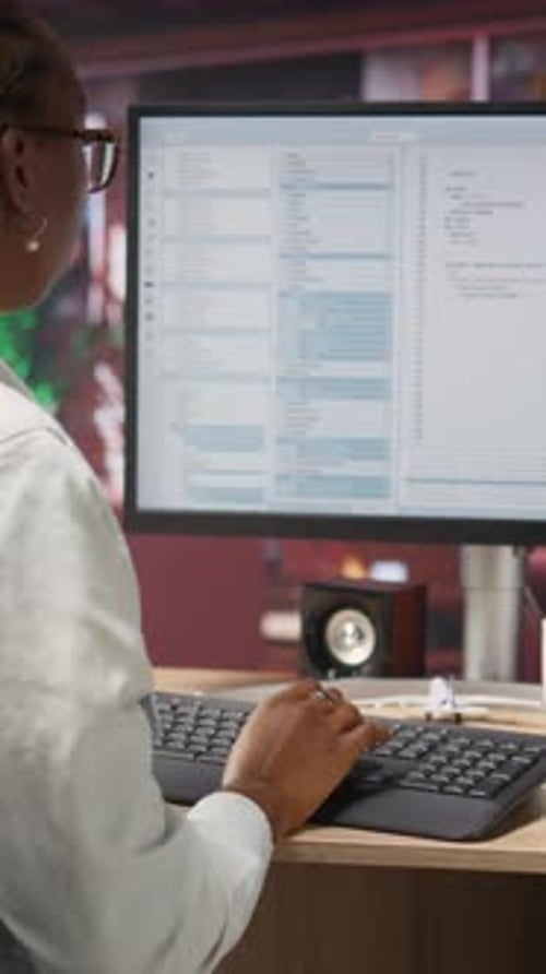 Vidéo verticale Une femme au bureau à domicile ayant une date limite pressée pour terminer le codage