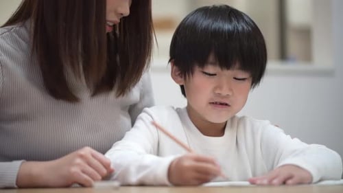 Eltern und Kind studieren