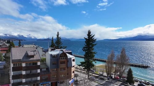 Horizonte de Bariloche en San Carlos De Bariloche en Río Negro, Argentina. Scenic Bay Water. Centro de la ciudad