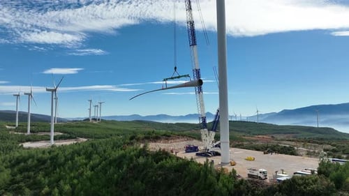 Vue aérienne de l'assemblage de pales d'éoliennes parmi les arbres