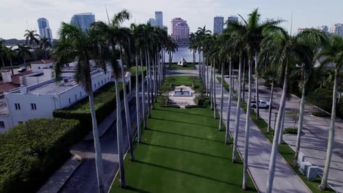Vue filmée par drone du paysage urbain de West Palm Beach avec le bâtiment Phillips Point à l'arrière