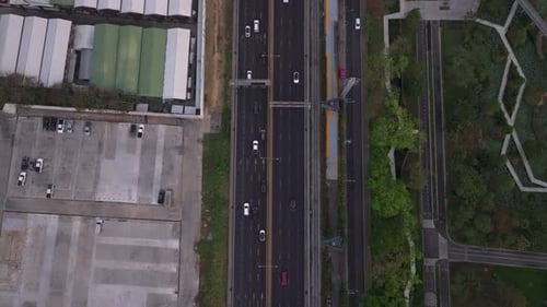 Bangkok-Schnellstraße glüht unter dem Abendhimmel mit Verkehr