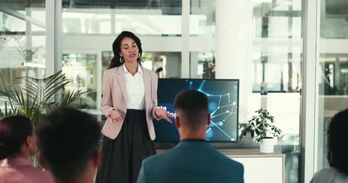 Femme de carrière, présentation et groupe avec écran pour la restructuration d'entreprise, la formation et le travail d'équipe