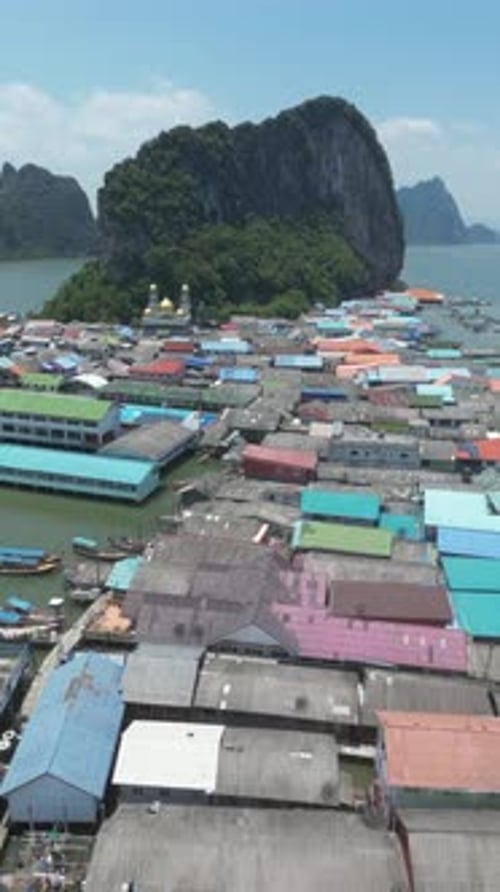 Luftaufnahme von Ko Panyi ist ein Fischerdorf in der Provinz Phang Nga, Thailand