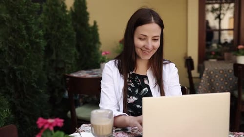 Vídeo de videollamada portátil Vídeo de Freelancer