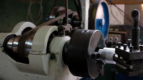 Lathe Machine Rotating Metal Cylinder in Factory