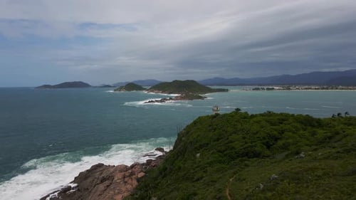 Vista aérea del faro junto al mar en Florianópolis, Brasil
