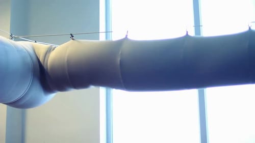 Primer plano de los conductos de aire en instalaciones industriales/Extractor de aire en el taller/Air