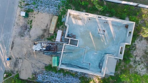 Nueva casa en construcción Marco inacabado de casa privada con paredes de ladrillo y concreto lista para