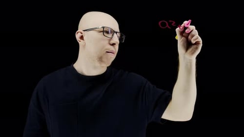 Männlicher Student, der eine mathematische Formel schreibt